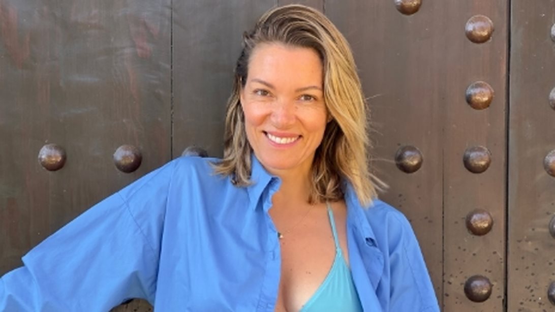 Η Βίκυ Καγιά δημιούργησε το πιο θηλυκό look για μία βραδινή έξοδο στο νησί