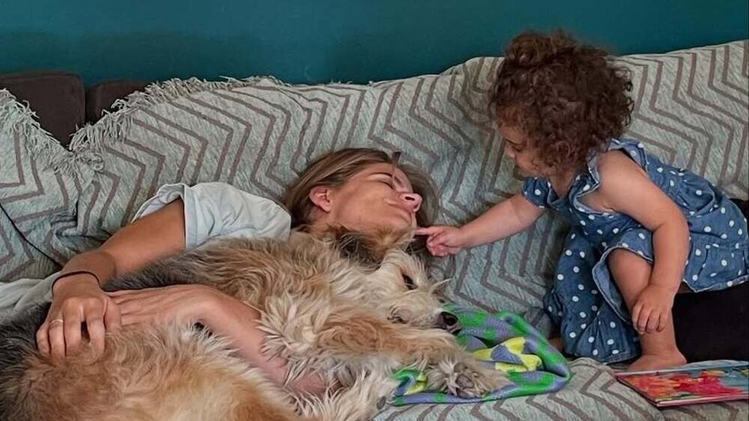 Με χαριτωμένα κοτσιδάκια η Έλλη Παπαγεωργίου | Η Δανάη Μιχαλάκη μοιράζεται το πιο γλυκό βίντεο της ημέρας με τη 2 ετών κόρη της