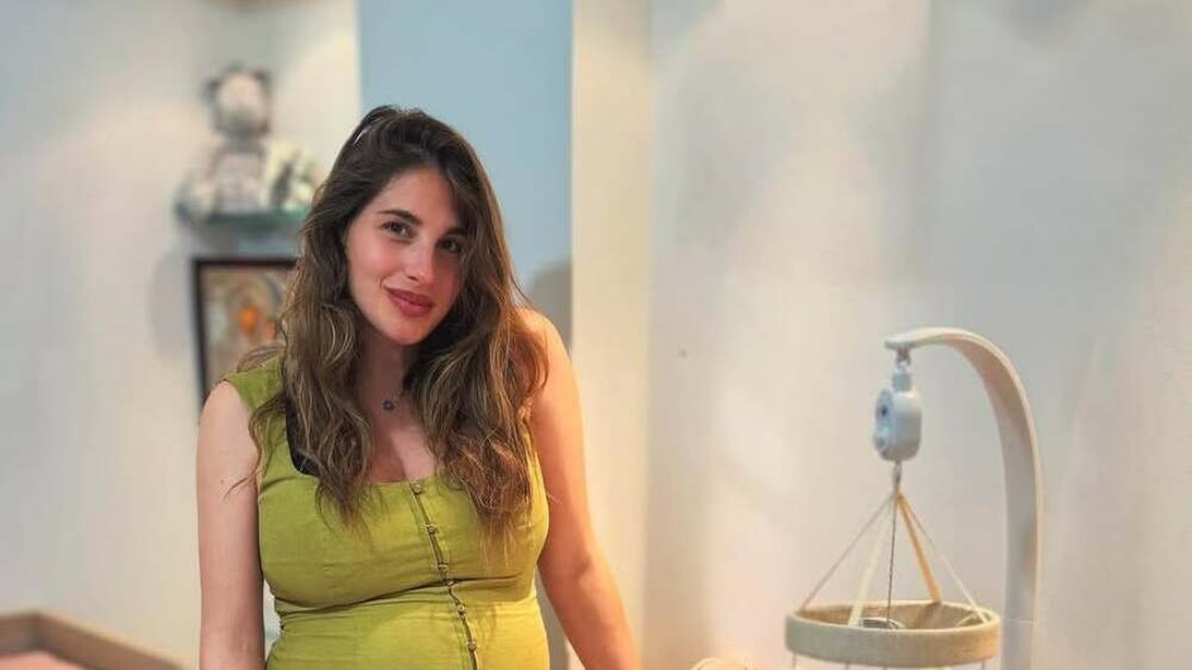 Η Παυλίνα Βουλγαράκη φωτογραφίζεται στο παιδικό δωμάτιο στον τελευταίο μήνα της εγκυμοσύνης της