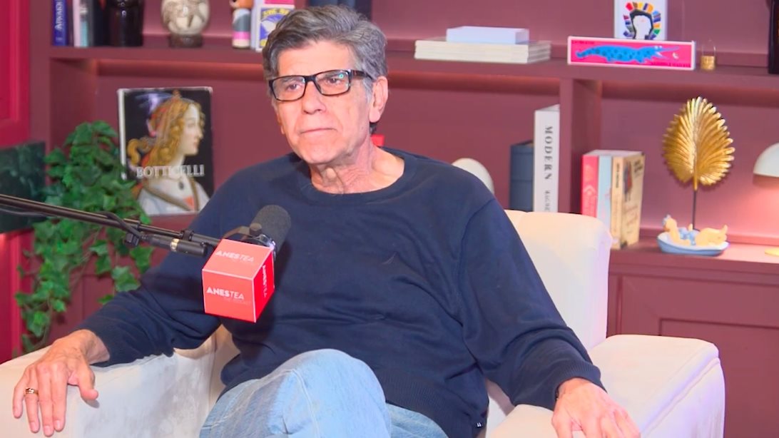 Γιάννης Μπέζος: "Η ελληνική τηλεόραση είναι ψευτοχαρούμενη. Νομίζεις ότι είσαι σε μια τρομερή κλειδαρότρυπα"