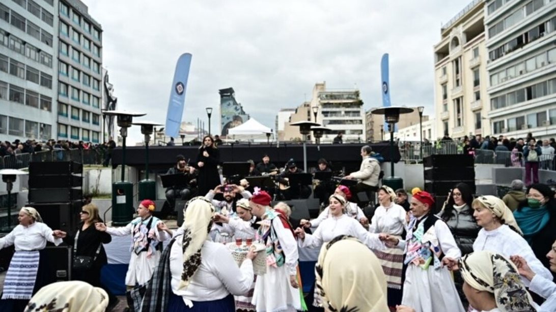 Τσικνοπέμπτη και η Αθήνα το "τσικνίζει" στη Βαρβάκειο με μεγάλο γλέντι και δωρεάν φαγητά