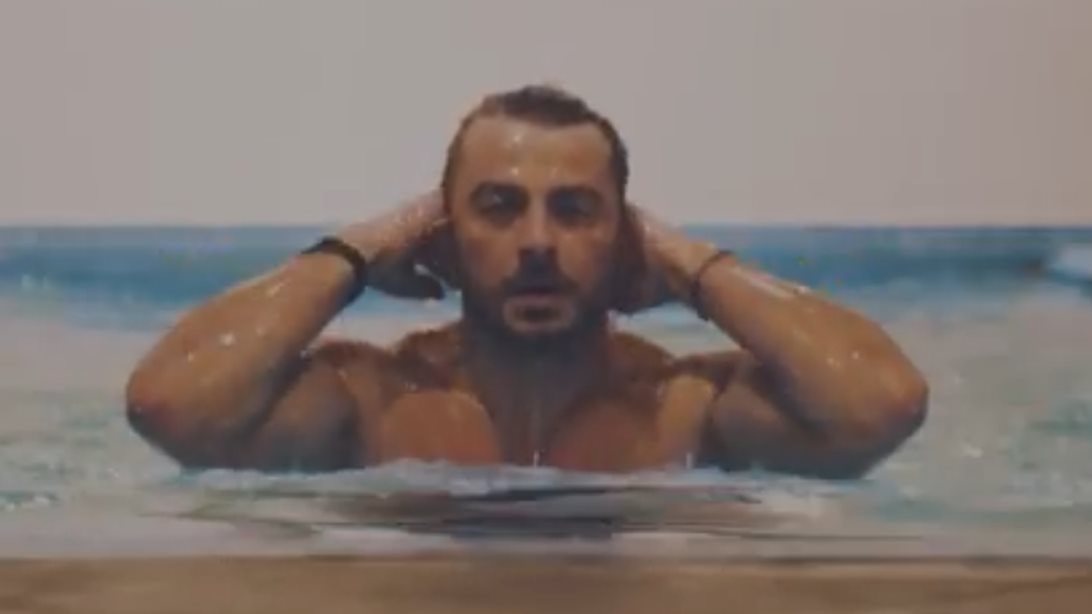 Γιώργος Αγγελόπουλος: Ο Ντάνος πρωταγωνιστεί μόνο με το μαγιό του σε νέα διαφημιστική καμπάνια!