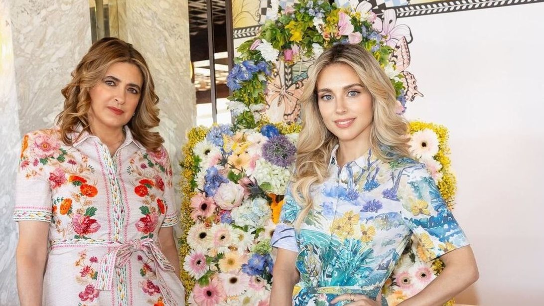 Η Χριστιάννα Β. Βαρδινογιάννη άναψε το χριστουγεννιάτικο δέντρο της ΕΛΠΙΔΑΣ με τον αδερφό της