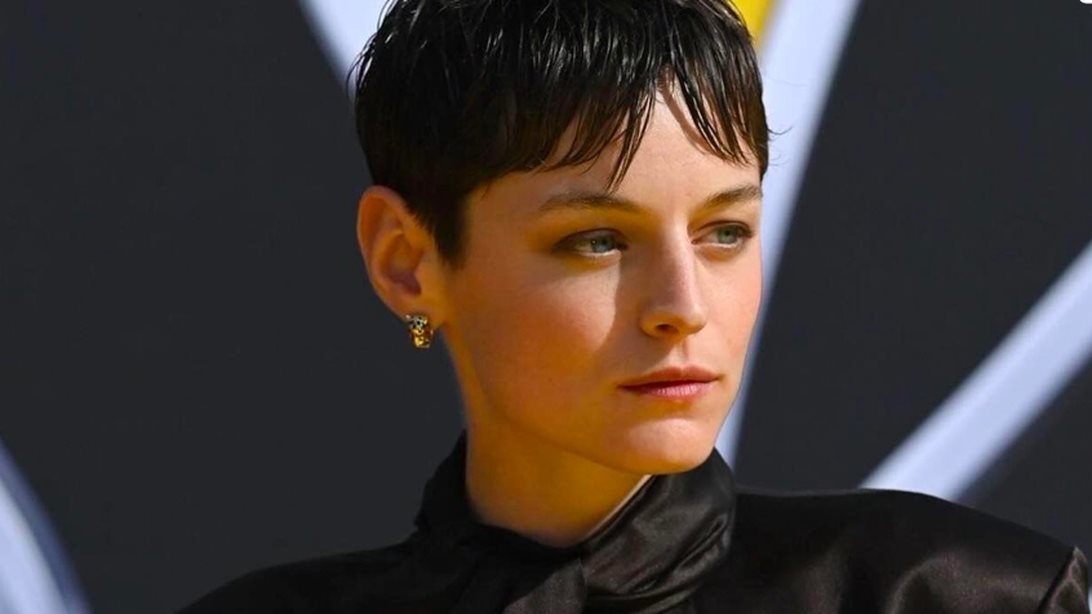 Emma Corrin | Η fashionable εμφάνιση στην πρεμιέρα του νέου κύκλου του Black Mirror