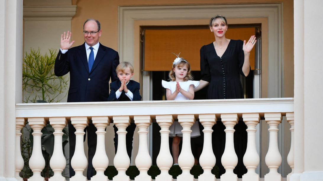 Η Σαρλίν του Μονακό και τα δίδυμα στο μπαλκόνι: Η σπάνια εμφάνιση της οικογένειας