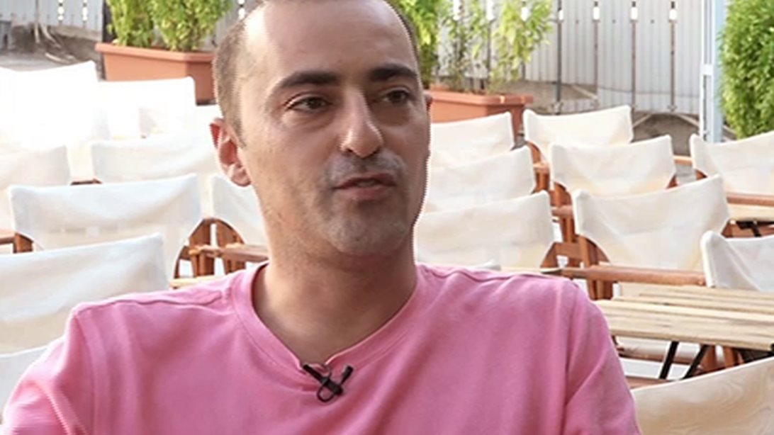 Θανάσης Αλευράς
: Απαντάει για πρώτη φορά στις φήμες περί εγκυμοσύνης της Ζέτας Μακρυπούλια