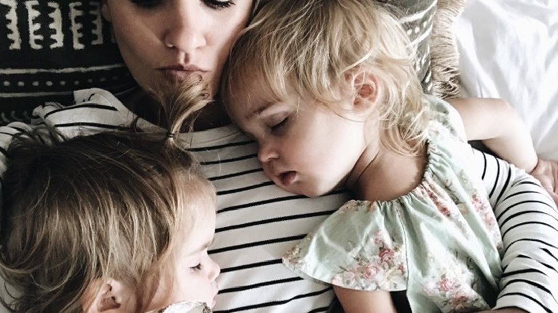 MamaPost by The Mamagers: «Η ανατροφή δεν σταματά τη νύχτα. Ίσα ίσα, εκεί είναι που σε χρειάζεται»