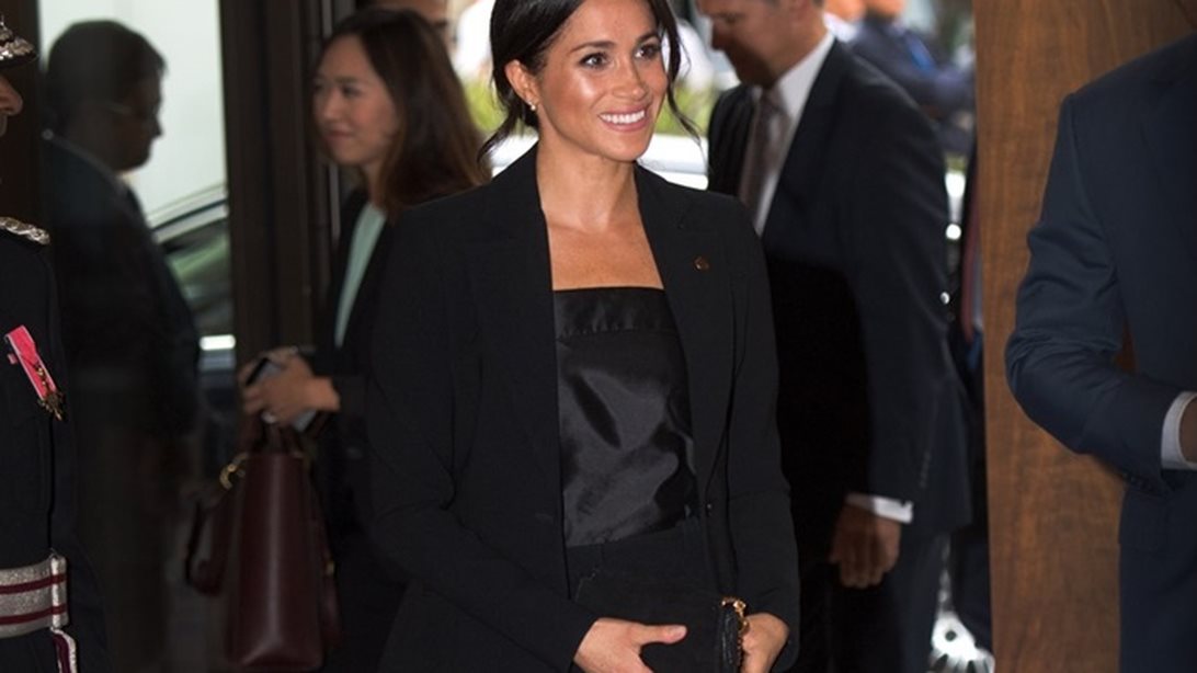 Meghan Markle : Φόρεσε ένα μαύρο tuxedo σε επίσημη εκδήλωση στο Λονδίνο

