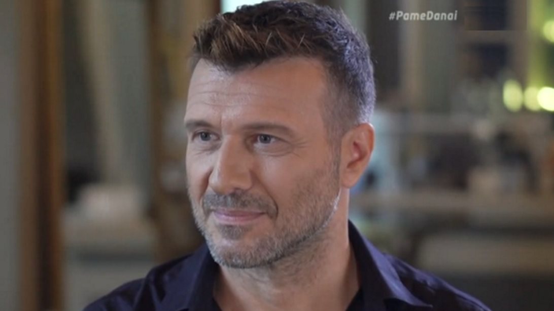 Κι όμως, ο Γιάννης Πλούταρχος ερμηνεύει "Άγια Νύχτα"