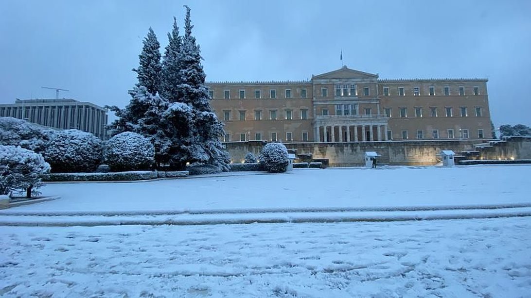 Ιστορικός χιονιάς στην Αθήνα: Η "Μήδεια" έντυσε στα λευκά το κέντρο της πόλης