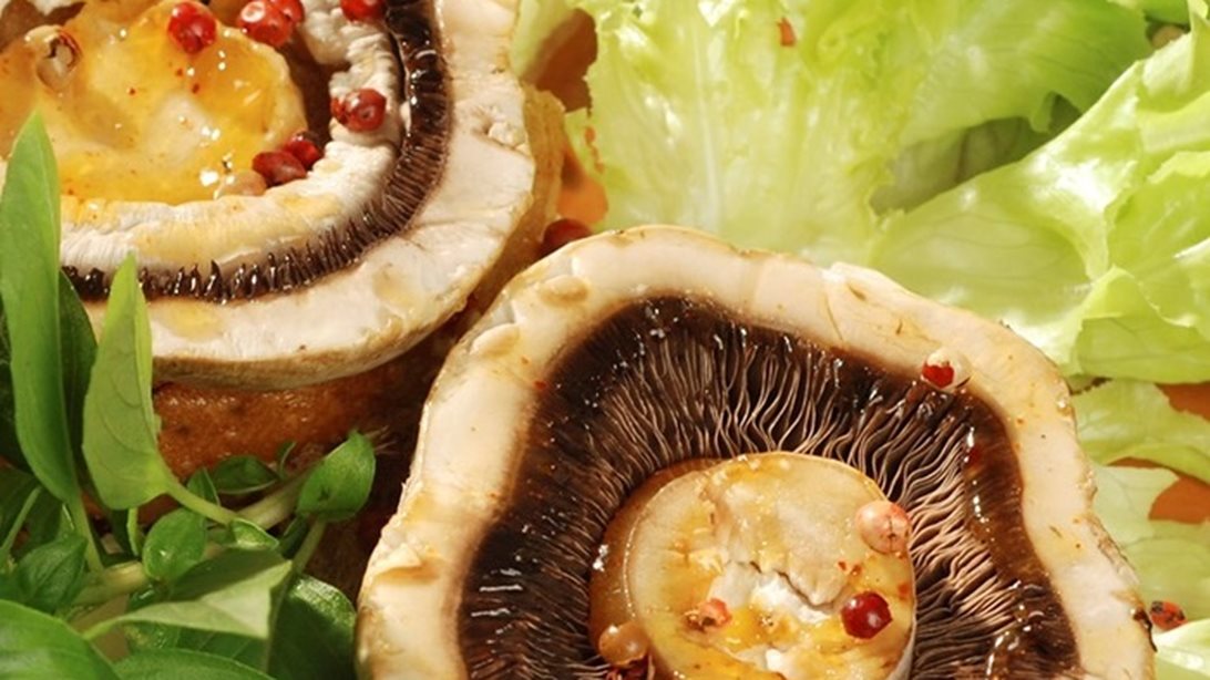 Συνταγή: Ψητά Πορτομπέλο με Τρυφερά Σαλατικά: Μια αλλιώτικη συνταγή για τα μανιτάρια