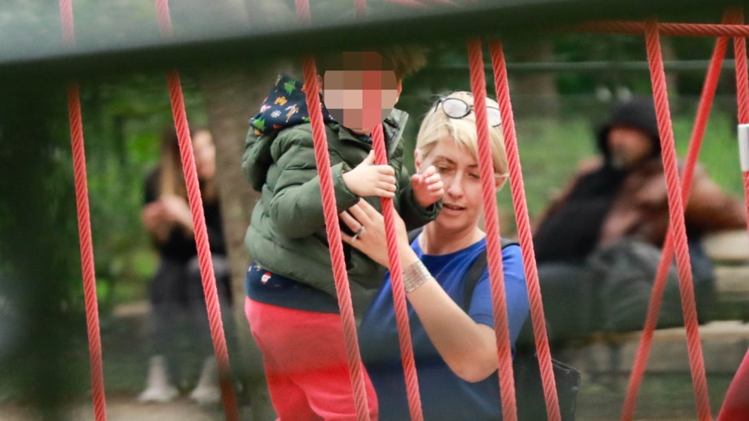 Η Σία Κοσιώνη σε χαλαρές στιγμές στο κέντρο της Αθήνας με τον γιο της