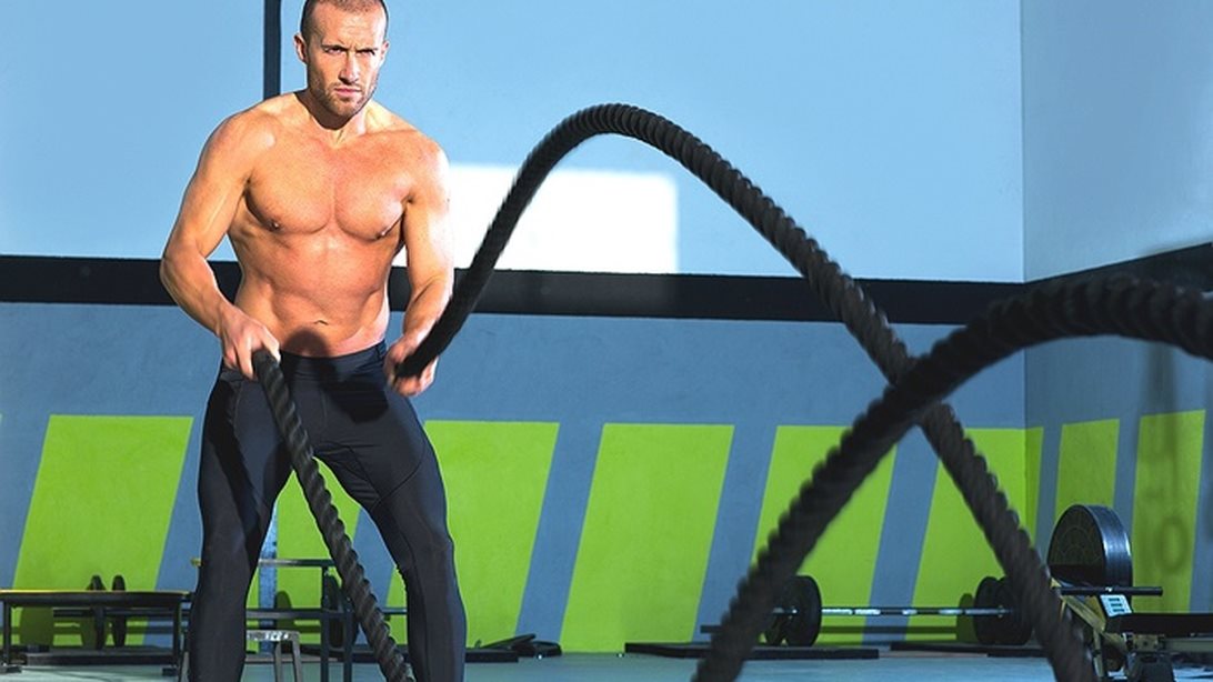 Πώς να προπονείσαι με σχοινιά
: Πιάσε δύο battle ropes στα χέρια και τέλειωσε μέσα σε δυο λεπτά