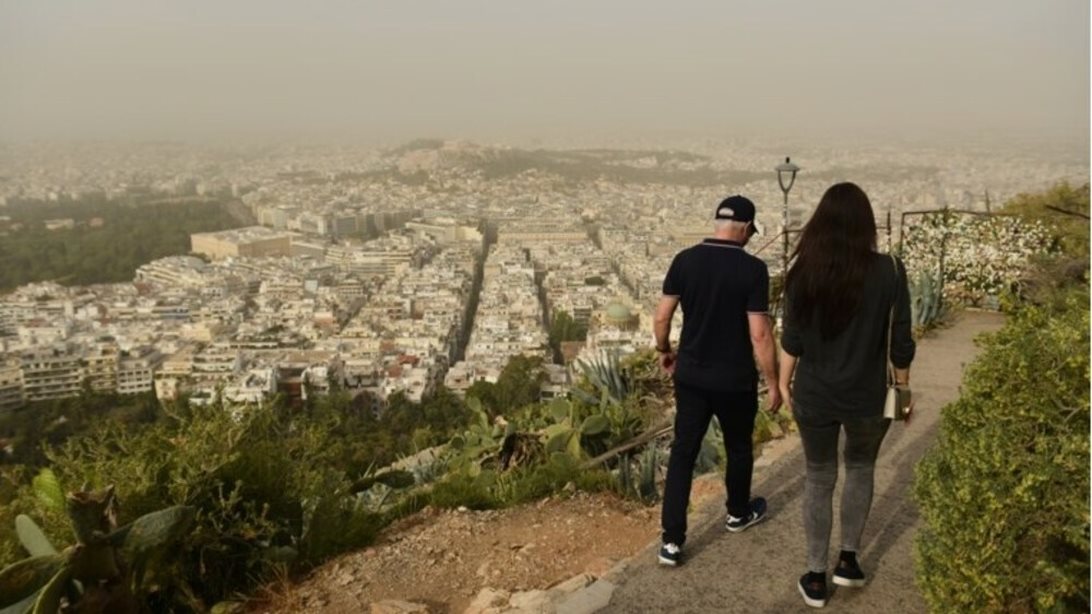 Καιρός: Ανατροπή με τον αεροχείμαρρο, έρχεται νέο κύμα αφρικανικής σκόνης και υψηλές θερμοκρασίες – Πού θα βρέξει