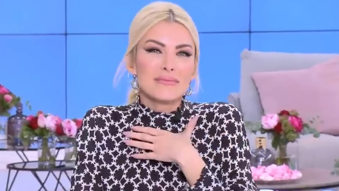 Video of the Day | Η Κατερίνα Καινούργιου εξέφρασε μια απορία και οι συνεργάτες της "λύθηκαν" στα γέλια