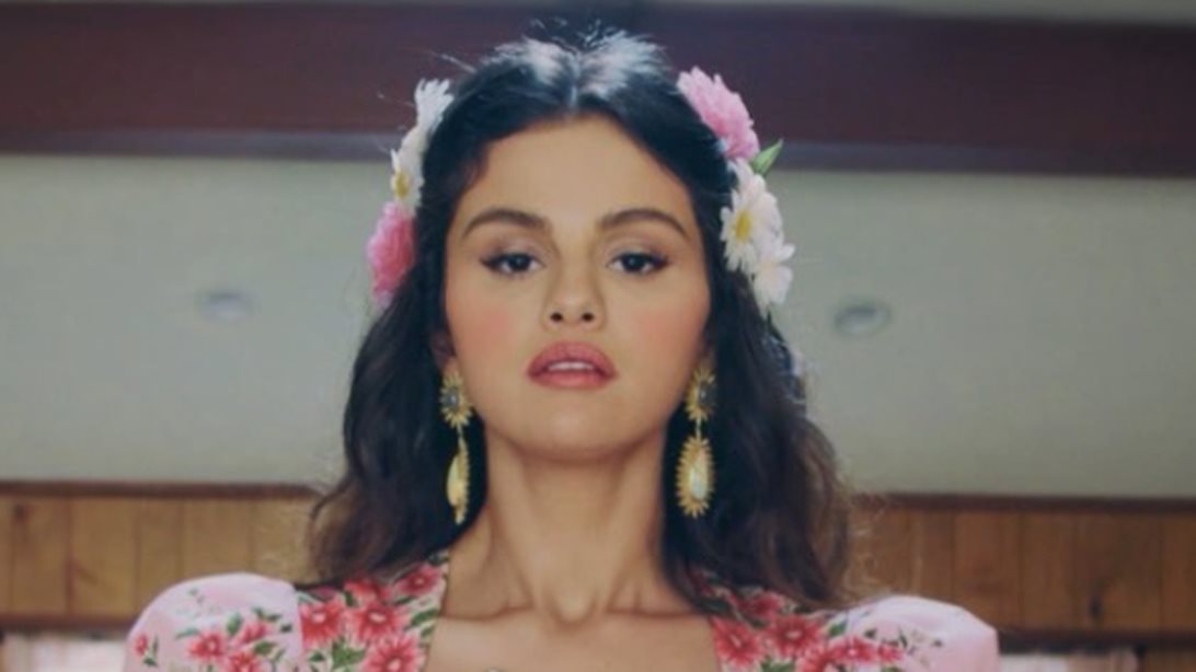 "Είμαι ελεύθερη" | Η Selena Gomez φλερτάρει με ποδοσφαιριστές στο γήπεδο και γίνεται viral