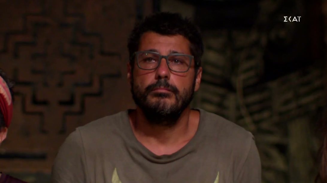 Survivor | Η "βόμβα" του Λάμπρου Κωνσταντάρα έκανε άνω κάτω τους Μαχητές! Αυτός ο παίκτης αποχώρησε από το παιχνίδι