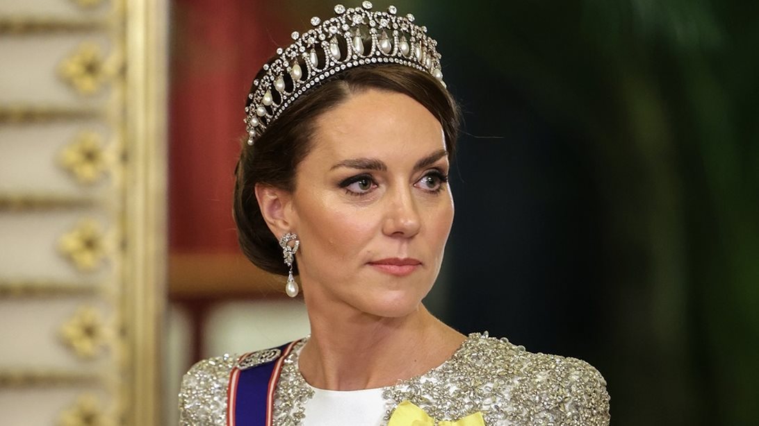 Kate Middleton | Στην πιο πριγκιπική της εμφάνιση με τιάρα και κόκκινο φόρεμα
