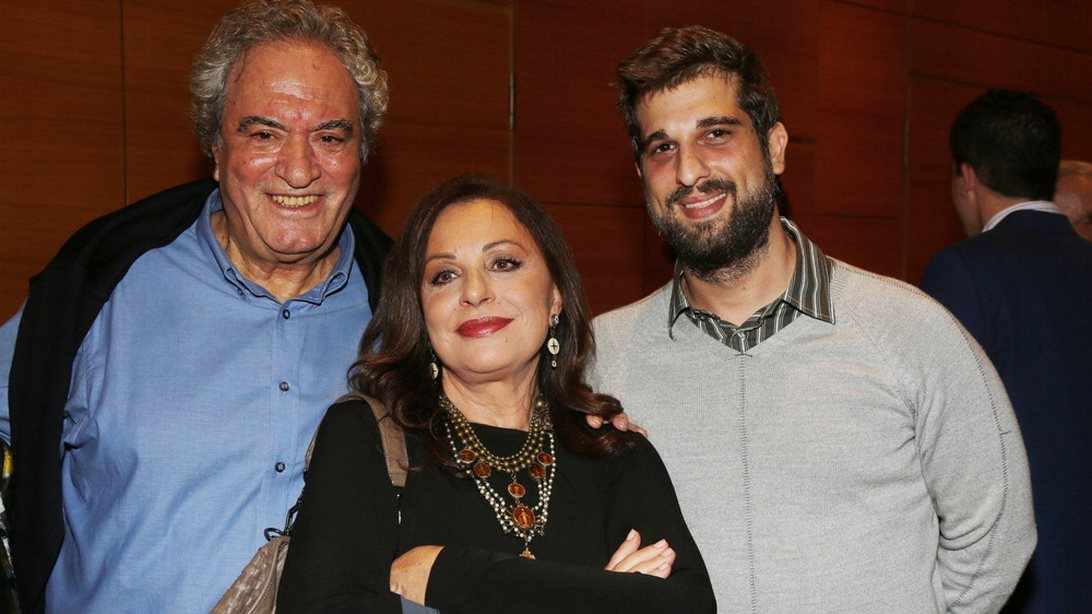 Συγκινημένη η Χάρις Αλεξίου στην κηδεία του πρώην συζύγου της: "Με τη γυναίκα του είμαστε πια σαν αδελφές"