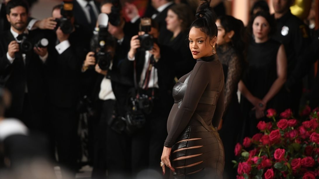 Oscars Report | Η πίσω ... όψη της Lady Gaga,  τα δάκρυα της Jamie Lee Curtis &amp; όλα τα φώτα στη Rihanna