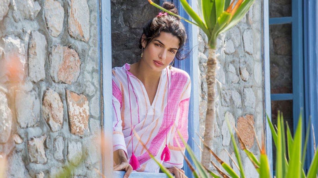 Under the Sun by H&amp;M : Aκολούθησε την Τόνια Σωτηροπούλου στην Ύδρα και κέρδισε την ίδια μοναδική εμπειρία