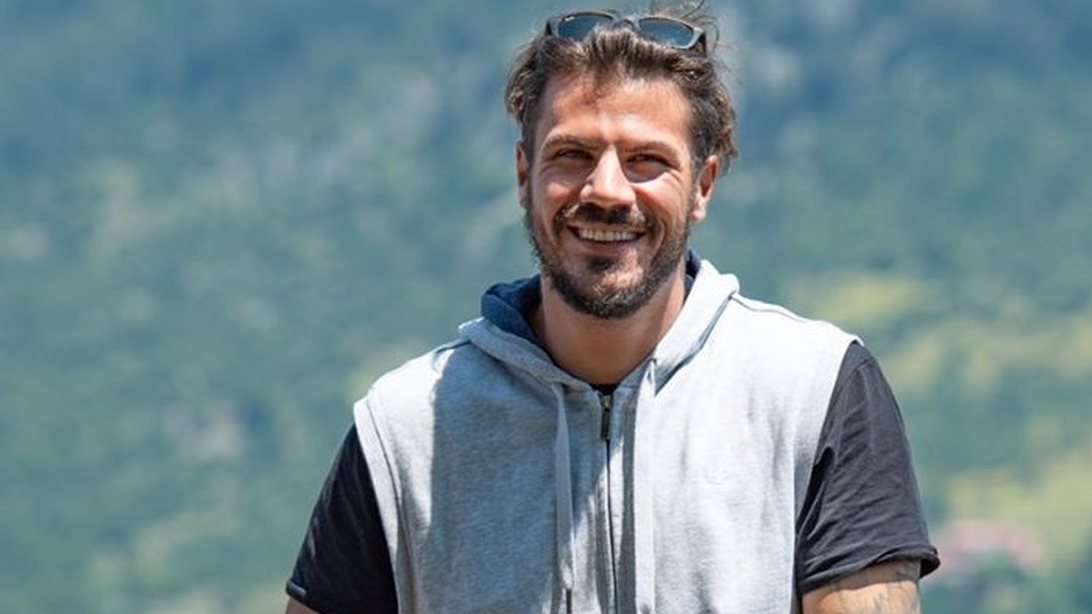 So Hot Right Now: Ο Άκης Πετρετζίκης κάνει γυμναστική στο σπίτι μπροστά στην κάμερα!