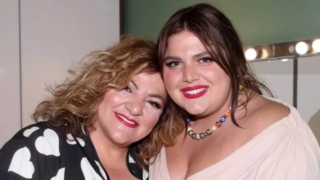 Βίκυ Σταυροπούλου - Δανάη Μπάρκα | Μαμά και κόρη ποζάρουν με ελάχιστο μακιγιάζ λίγο πριν το τέλος της πρώτης τους θεατρικής συνεργασίας