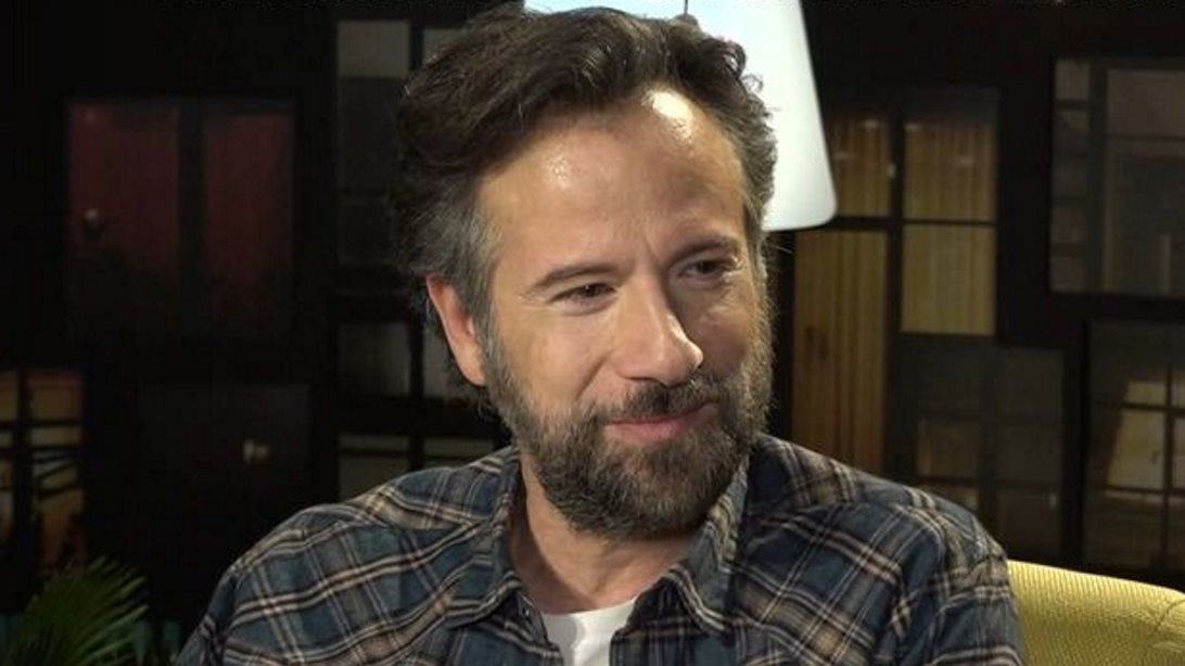 Κωστής Μαραβέγιας: "Η ζήλια είναι μία μαύρη τρύπα που σε ρουφάει, οι γυναικοκτονίες ξεκινάνε από υπερβολικές σκηνές ζήλιας και ψυχωτικών επεισοδίων"