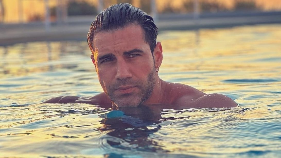 Ο Πέτρος Ιακωβίδης σε νέα καλοκαιρινά στιγμιότυπα με … το μαγιό του