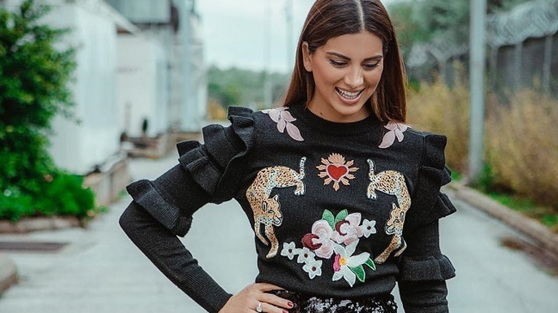 Σταματίνα Τσιμτσιλή: Η καρό φούστα που φόρεσε είναι ό,τι πρέπει για το οικογενειακό χριστουγεννιάτικο τραπέζι