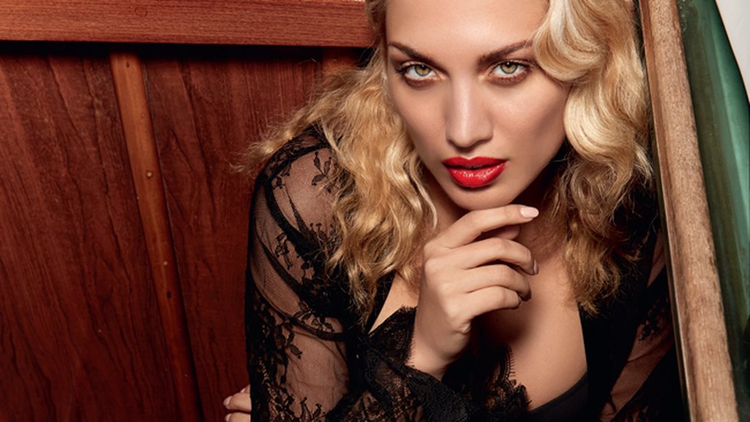 Κωνσταντίνα Σπυροπούλου: Ξέρουμε τι φόρεσε στη νέα sexy φωτογράφισή της: Κάνε δικό σου το πιο must have item της Άνοιξης!