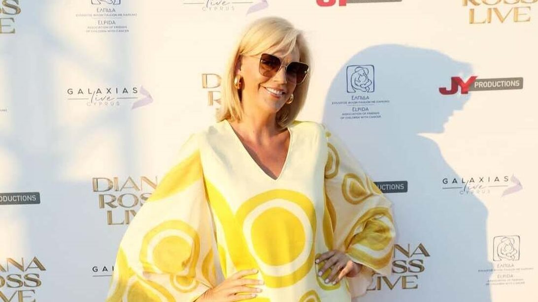 Ευχάριστες στιγμές για τη Σάσα Σταμάτη στο γάμο της αδερφής του Δημήτρη Φιντιρίκου