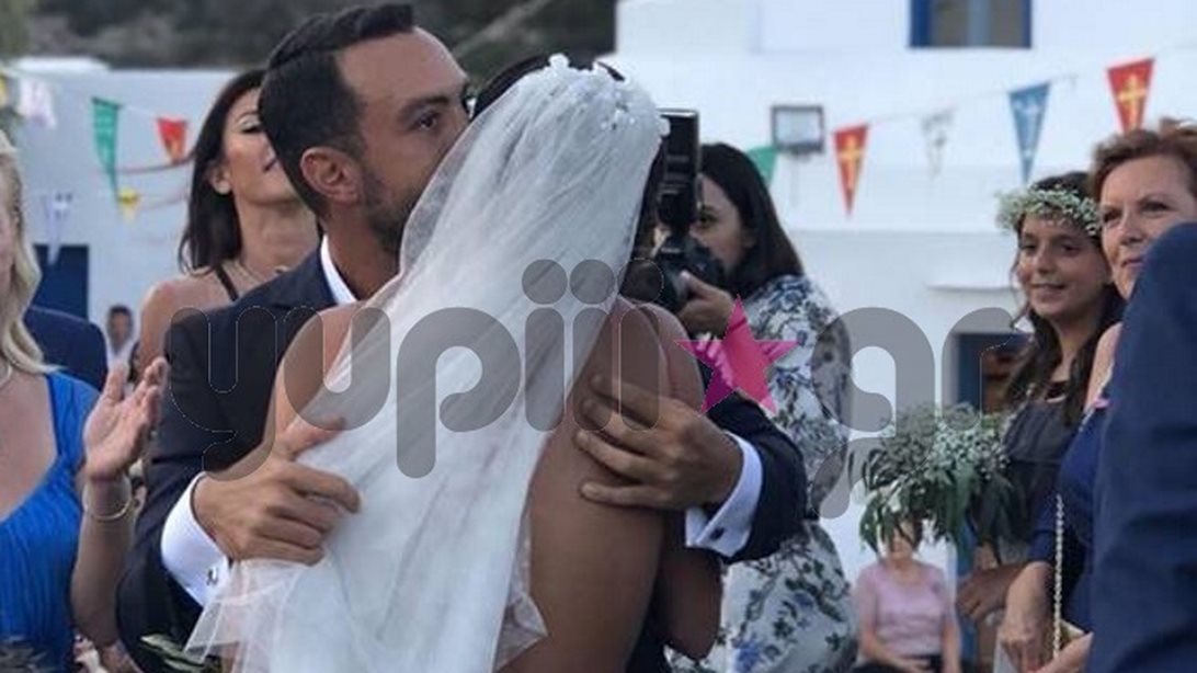 Σάκης Τανιμανίδης &amp; Χριστίνα Μπόμπα: Οι πρώτες εικόνες από τον γάμο τους στη Σίφνο