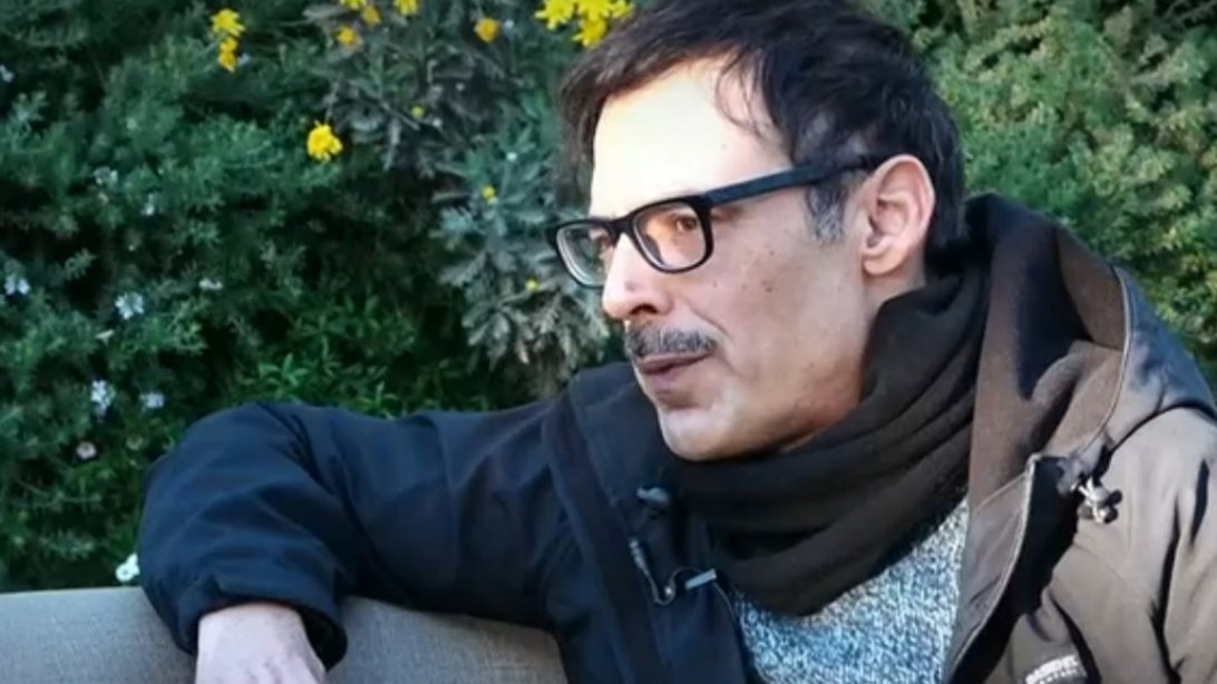 Ο Κώστας Κάππας σχολιάζει το gay ζευγάρι του "Maestro", 20 χρόνια μετά το δικό του gay φιλί που προκάλεσε σάλο και πρόστιμα