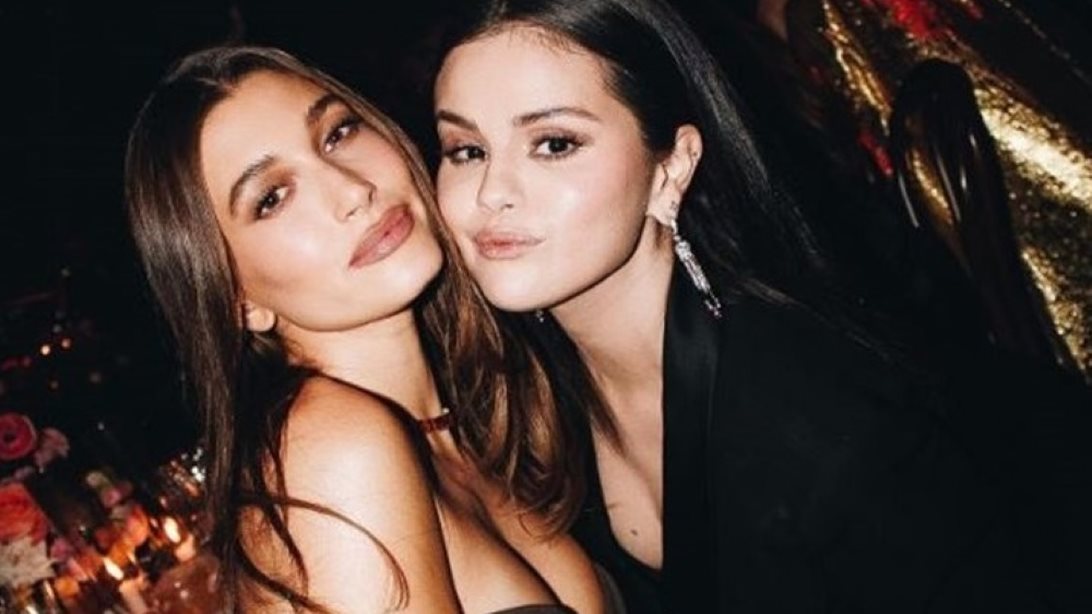 Η Selena Gomez έλυσε τη σιωπή της για την κοινή της φωτογραφία με τη Hailey Bieber