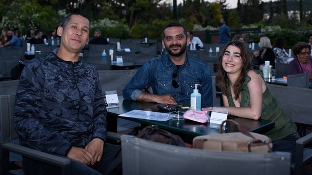 Ο Σωτήρης Κοντιζάς νανουρίζει τον γιο του Λεωνίδα Κουτσόπουλου με τον πιο επικό τρόπο