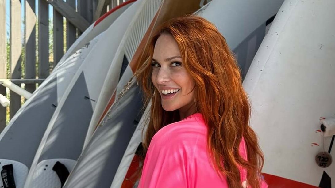 Η Σίσσυ Χρηστίδου ποζάρει στη Λήμνο ως sexy surfer - Tο σχόλιο αποθέωσης του Κωνσταντίνου Βασάλου