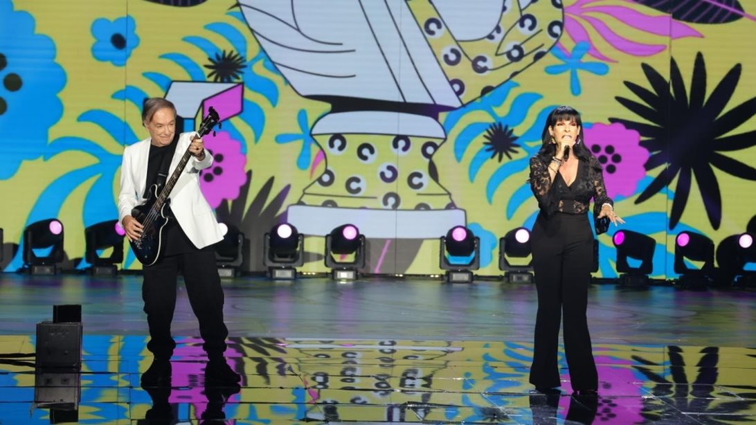 J2US | Ανδρέας Μικρούτσικος &amp; Σοφία Βόσσου σε μία εμφάνιση - έκπληξη!