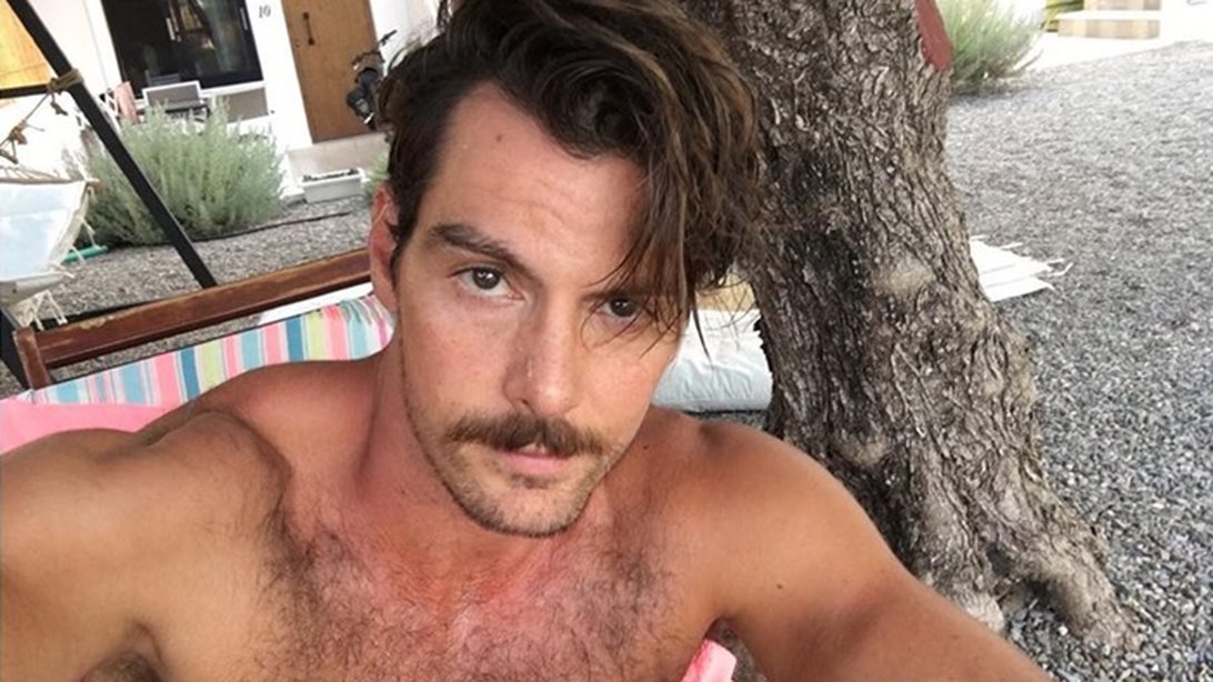 Γιάννης Κουκουράκης: Ο «Κωνσταντής» από τις «Άγριες Μέλισσες» μόνο με το μαγιό του