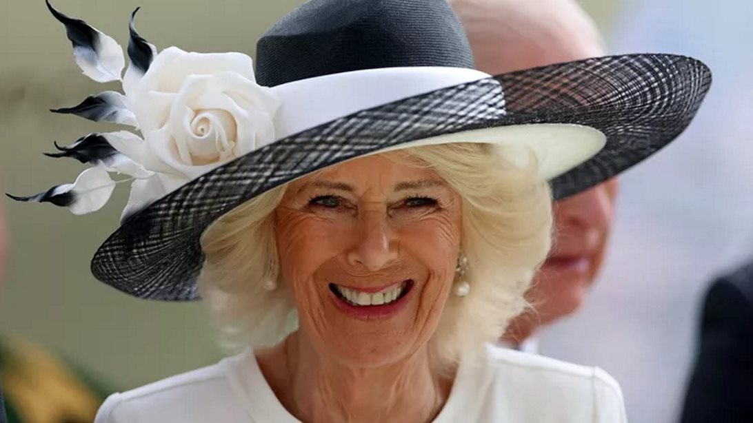 Βασίλισσα Καμίλα | Η ιστορική καρφίτσα που επέλεξε για τη χριστουγεννιάτικη κάρτα με τον βασιλιά Κάρολο