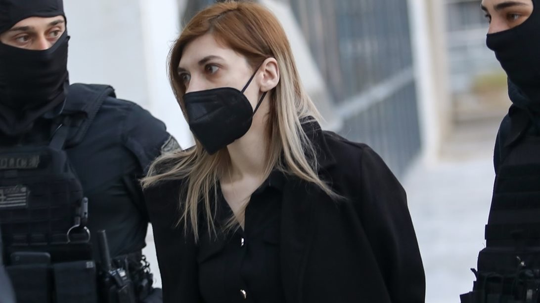 Στα δικαστήρια η Ρούλα Πισπιρίγκου για τη δίκη - Αδύνατη, φορώντας μαύρα και με μαλλί... κομμωτηρίου [εικόνες]