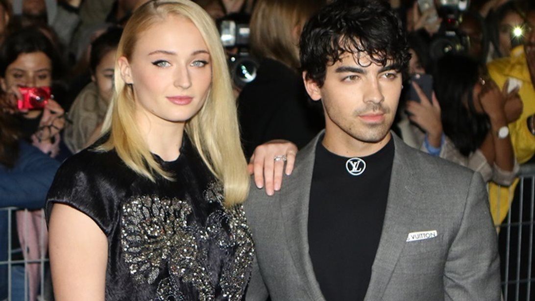 Sophie Turner: Εξηγεί τον λόγο που αρραβωνιάστηκε σε μικρή ηλικία
