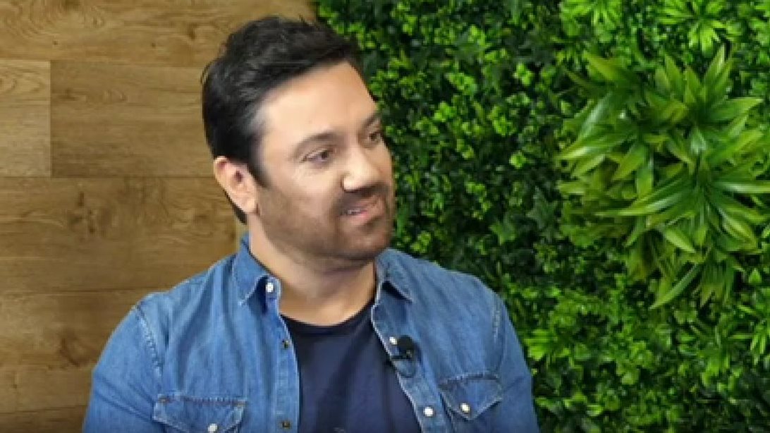 Συγκινεί ο Γιώργος Θεοφάνους μιλώντας για τη μητέρα του: &quot;Τα παράτησε και έφυγε. Είμαι θυμωμένος μαζί της ακόμα&quot;