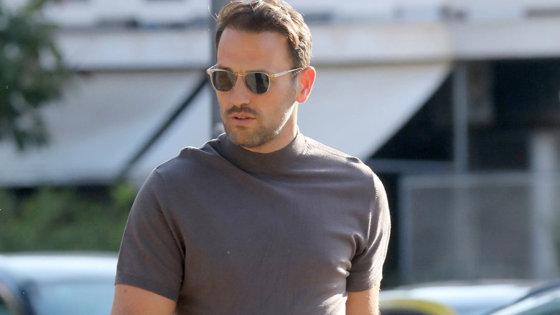 Ο Νίκος Βέρτης σε καθημερινές στιγμές με τους φίλους του στη Γλυφάδα