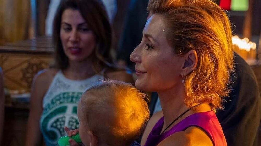 Ο γιος της Γιούλικας Σκαφιδά σε παιχνίδια με τη νονά του, Ευδοκία Ρουμελιώτη, λίγο πριν το γύρισμα