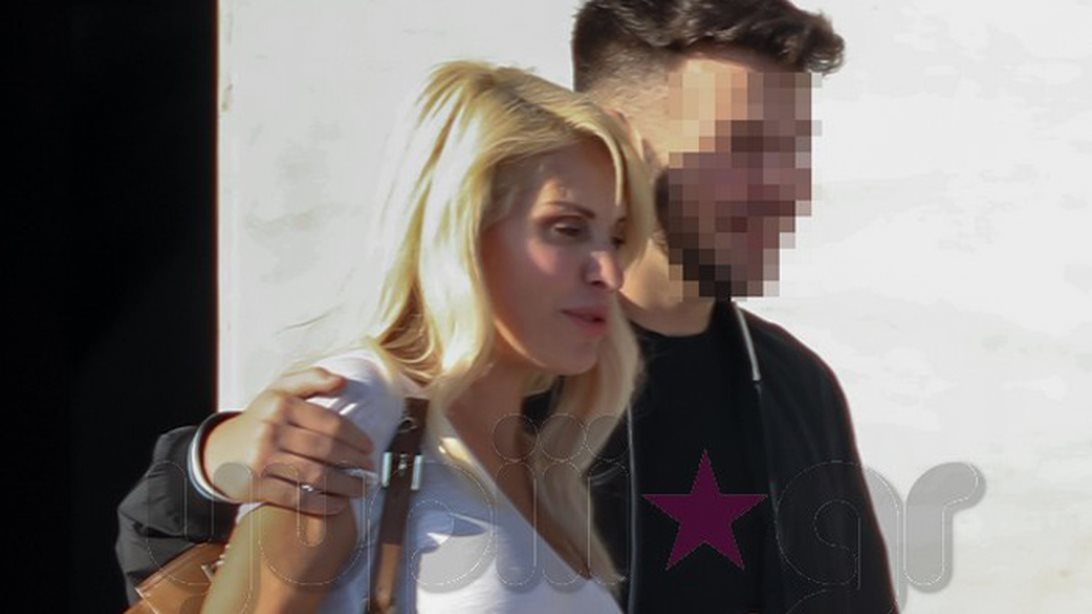 Ελένη Μενεγάκη: Τα στιγμιότυπα από τη δημόσια εμφάνιση με τον Μάκη και τα παιδιά της στο κέντρο της Αθήνας!