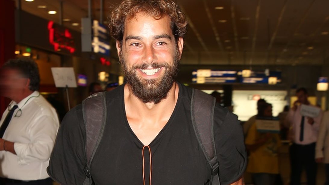 Χάρης Γιακουμάτος: Έφτασε στην Ελλάδα! Η άφιξη στο «Ελευθέριος Βενιζέλος» &amp; η συνάντηση με την οικογένειά του