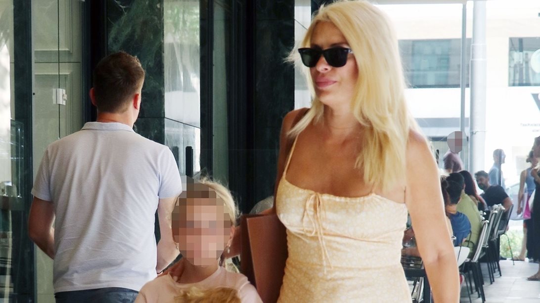 Η Ελένη Μενεγάκη με την κόρη της Μαρίνα στο κέντρο της Αθήνας