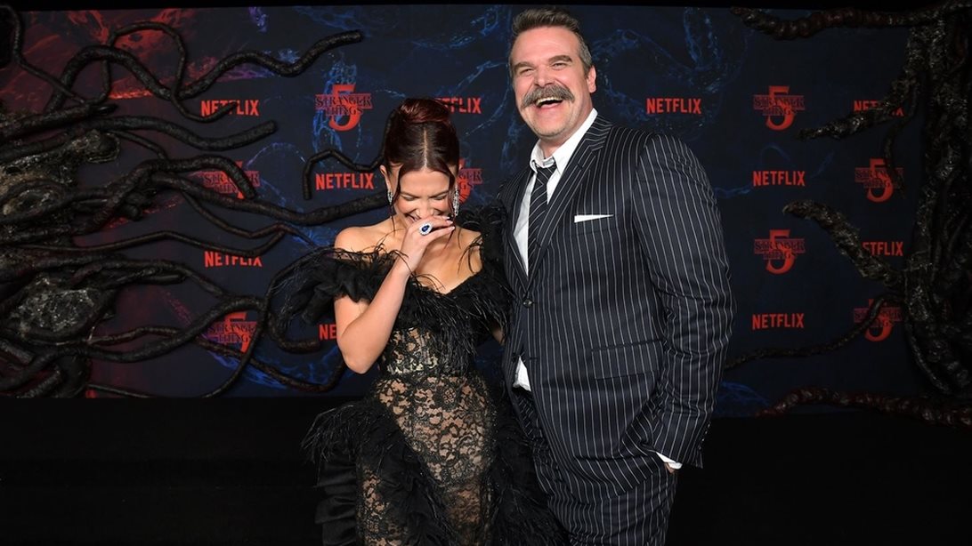 Millie Bobby Brown &amp; David Harbour | Στιγμές συμφιλίωσης ή ένα καλά μελετημένο σχέδιο ενόψει πρεμιέρας;
