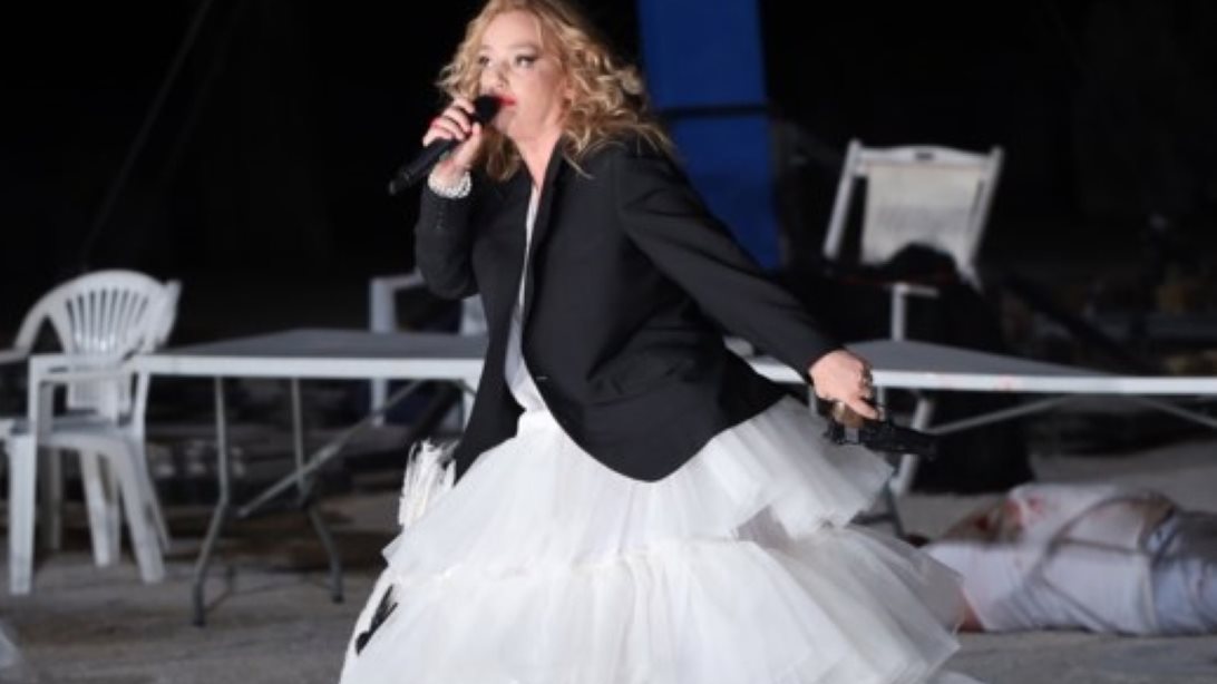 Χαμός για την παράσταση της Κιτσοπούλου στην Επίδαυρο - Καρφιά και αποχωρήσεις - Τα σχόλια Ακρίτα, Τατσόπουλου